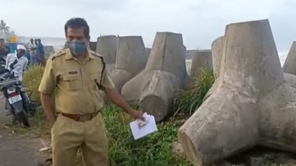 പൊട്ടിയ നിലയിലുള്ള ഹെല്‍മറ്റും വീട്ടിലേക്ക് കൊണ്ടുപോയ