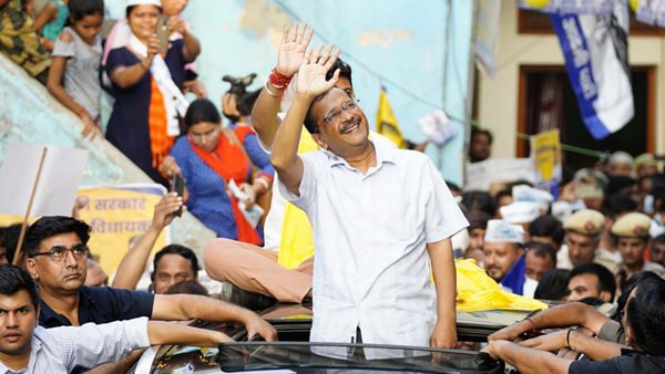 ജനത്തിന്റെ പണം വെച്ചാണ്