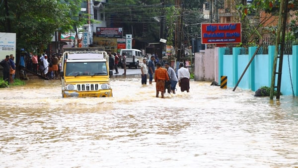 അതേസമയം, കനത്ത മഴയെ തുടര്‍ന്ന് ചുങ്കപ്പാറയില്‍ വെള്ളം