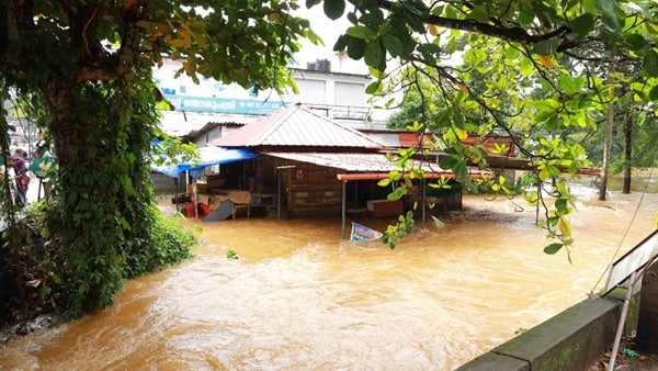 തോടുകളും നീര്‍ച്ചാലുകളും നിറഞ്ഞു വീടുകളിലും, 