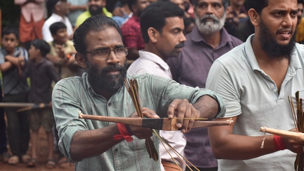സ്വന്തമായി ഉണ്ടാക്കിയെടുത്ത അമ്പുമായി ഞങ്ങളും കളത്തിലേക്ക്
