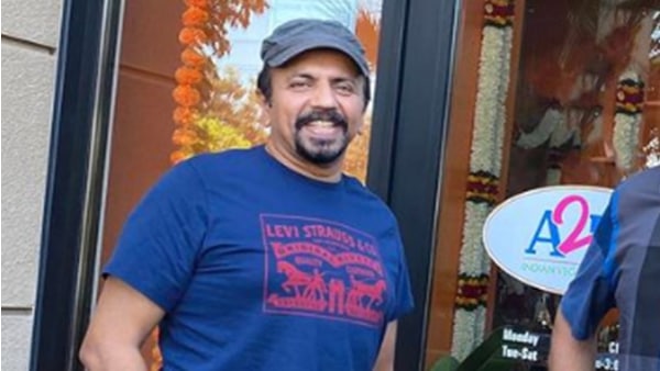 ബ്രീഫ്കേസ് എടുത്ത് കൊണ്ടുപോകാൻ ശ്രമിക്കുന്നത് പോലെ