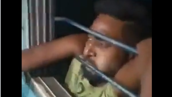 കൈയ്യിൽ പിടിച്ച് യാത്രക്കാർ 