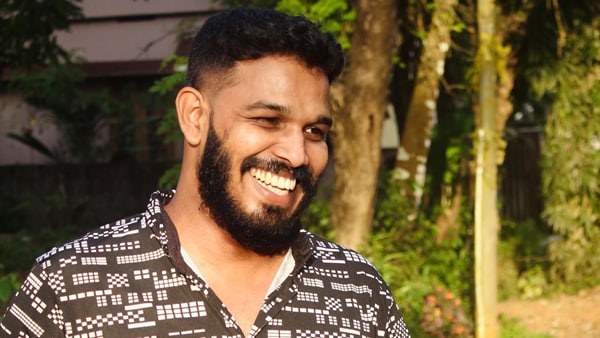 നൂറു കാമറകൾക്ക് മുമ്പിൽ അരങ്ങേറുന്നത്