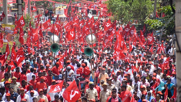 ബൊമ്മൈയുമായുള്ള കൂടിക്കാഴ്ചയ്ക്ക് ശേഷം പിണറായി 