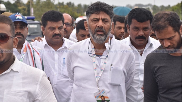 പിറ്റേ ദിവസം രാവിലെയാണ് ഡികെ ശിവകുമാറിനെ കാണുന്നത്.