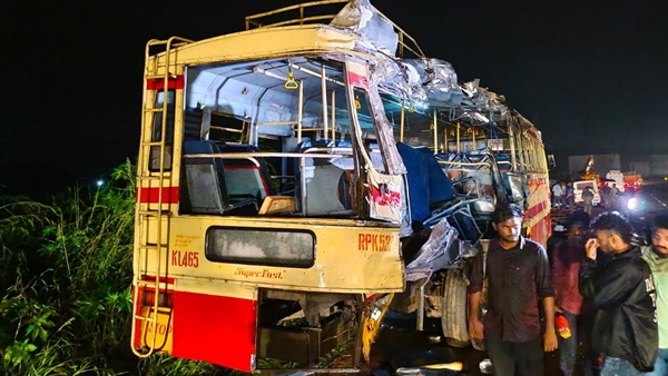 ബസിന്റെ അമിത വേഗതയെക്കുറിച്ച് വിദ്യാർത്ഥികള്‍ 