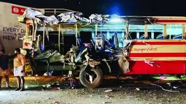  കെ എസ് ആർ ടി സി ബസിന്‍റെ ഒരു ഭാഗം ടൂറിസ്റ്റ് ബസിനുളളിലായി