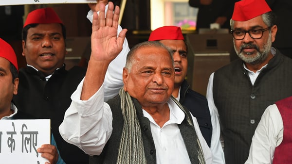 മുലായം സിങ് തീരുമാനം മാറ്റുകയും മുലായം സിങ് തീരുമാനം മാറ്റുകയും