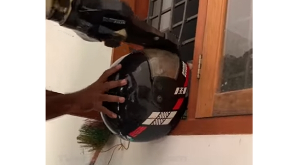 രക്ഷാപ്രവർത്തനവുമായി വീട്ടുകാർ രക്ഷാപ്രവർത്തനവുമായി വീട്ടുകാർ