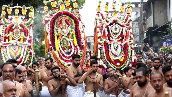 പത്മനാഭസ്വാമി ക്ഷേത്രത്തിനു മുന്നിൽ ആറാട്ട് ചടങ്ങ്