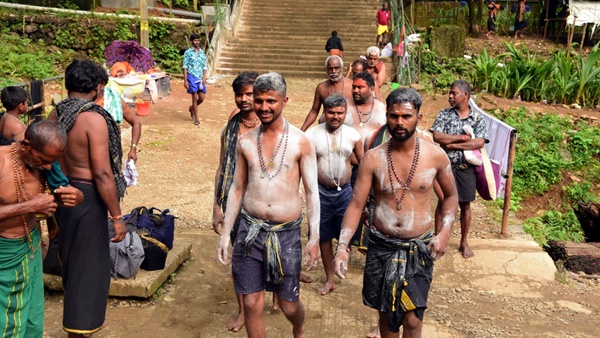 ശരീരമാസകലം ഭസ്മം പൂശി സ്നാനത്തിനായി 