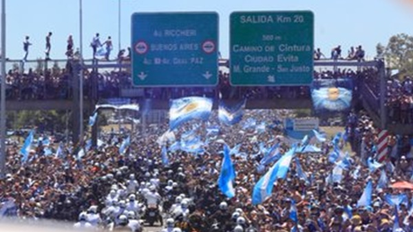 ആരാധക ബാഹുല്യം കാരണം പരേഡ് 