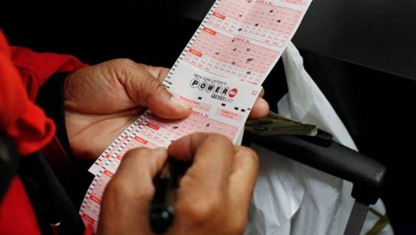 കുടുംബത്തോടൊപ്പം ലോട്ടറി ഓഫീസിലെത്തിയ