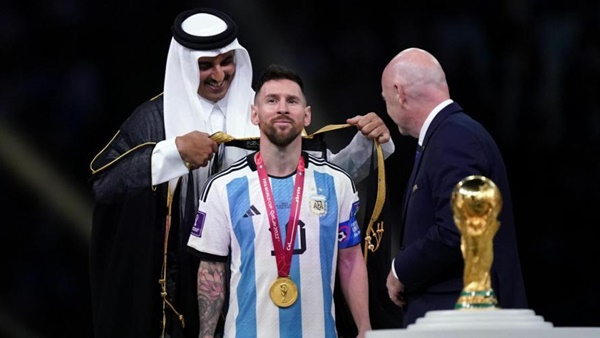 തങ്ങളെ കാണാൻ തടിച്ചുകൂടിയ ജനക്കൂട്ടത്തെ