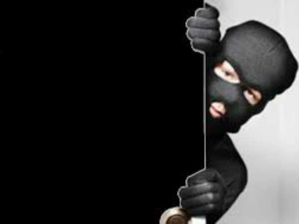 ലക്ഷക്കണക്കിന് രൂപയുടെ ട്രാൻസ്മിഷൻ സിഗ്‌നൽ ഉപകരണങ്ങളുള്ള ടവർ