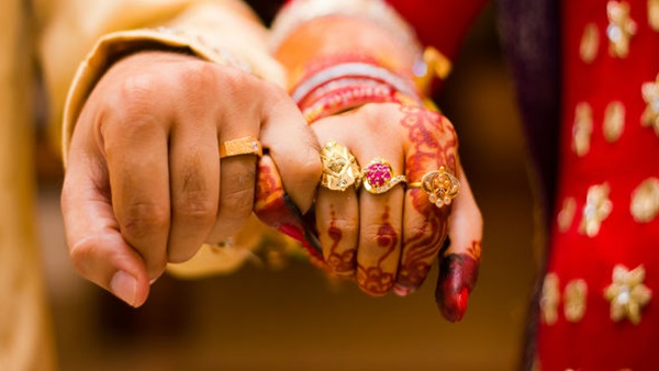 വരനും വധുവും പരസ്പരം ഷൂസ് കൊണ്ട്