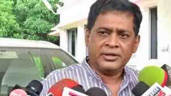 40 ലേറെ ആഡംബര കാറുകള്‍