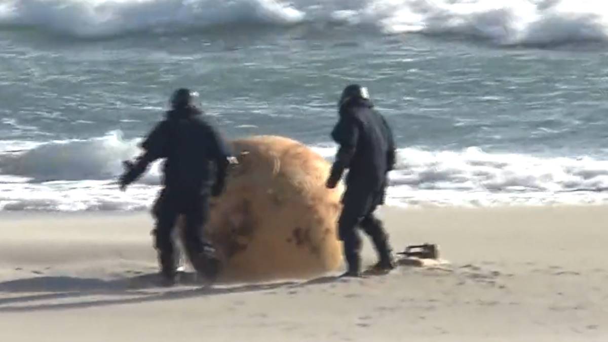 ഒഴുകി എത്തിയ കൂറ്റൻ പന്ത്...