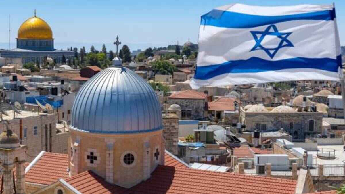 മറ്റൊരാളുടെ സഹായത്തോടെയാണ് വീട്ടിലേക്ക്