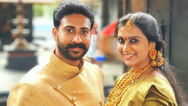 എല്ലാ വികാരങ്ങളും മറച്ചുവച്ചു എല്ലാ വികാരങ്ങളും മറച്ചുവച്ചു