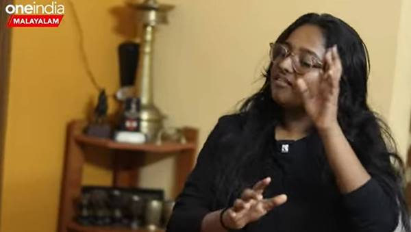 കയ്യിൽ കത്തി..