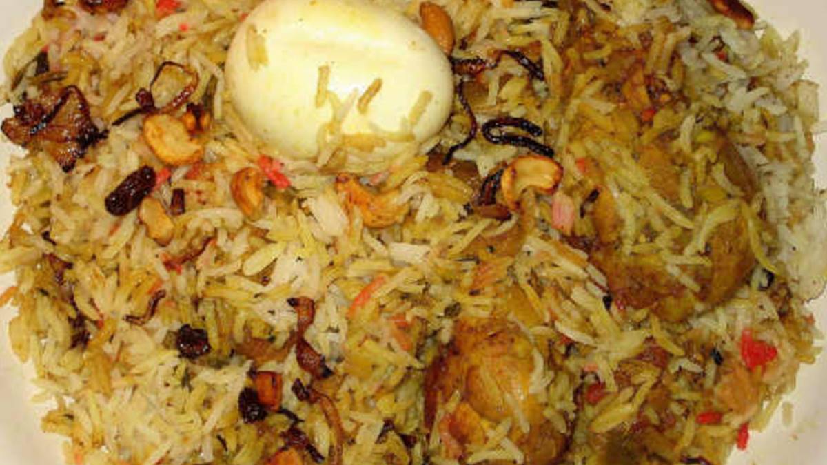 വിറകടുപ്പില് പാകം ചെയ്യുന്ന കല്യാണ ബിരിയാണി വിറകടുപ്പില് പാകം ചെയ്യുന്ന കല്യാണ ബിരിയാണി