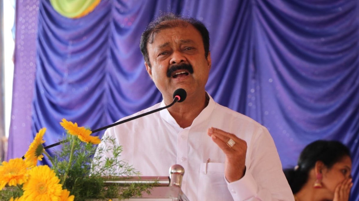  മൂന്ന് ജെ ഡി എസ് നേതാക്കളിൽ ഒരാളാണ് നാരായണ ഗൗഡ