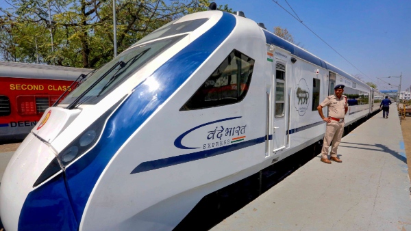 KASHMIR VANDE BHARAT TRAIN-1