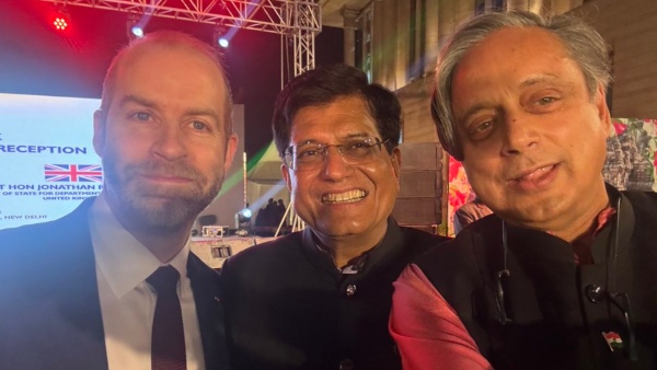 shashi tharoor selfie