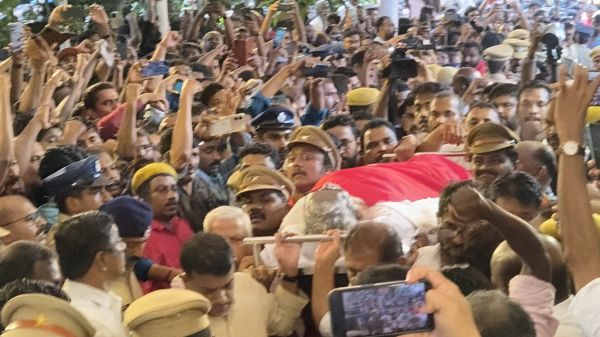 ജനനേതാവ് വേലിക്കകത്ത് വീട്ടില്‍