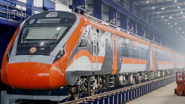 vande bharat standerd gauge train-