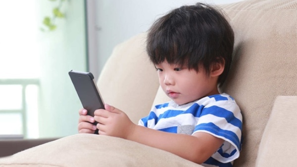 mobile phone use eye blindness-