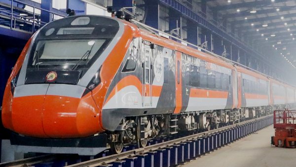 vande bharat mumbai ahmedabad coach