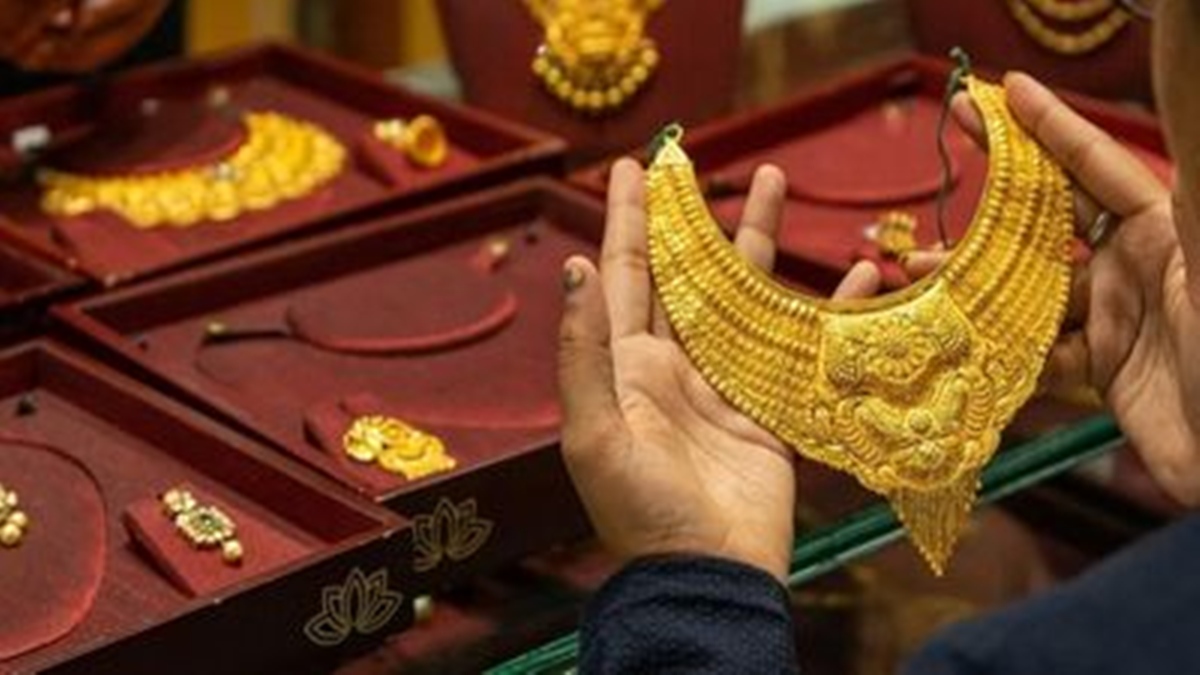 സ്വർണ വില കുറഞ്ഞു; ഗ്രാം വില ഇന്ന് 15,000ത്തിന് താഴേക്ക്.. ഇനിയും താഴേക്കോ?ഇന്നത്തെ നിരക്ക് അറിയാം  