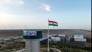 अदानी ग्रीन एनर्जीचा जागतिक विक्रम: एकाच वर्षात ५ GW क्षमतेची विक्रमी वाढ!