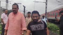 पावसामुळे रेल्वे वाहतूक खोळंबली, मदत व पुनर्वसन मंत्री निघाले रेल्वे ट्रॅकवरून पायी