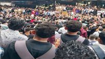 बदलापुरात दोन चिमुरड्यांवर शाळेतच लैंगिक अत्याचार, हजारो संतप्त नागरिकांचा रेल्वे रोको आंदोलन
