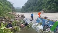 नेपाळमध्ये 40 भारतीयांना घेऊन जाणारी बस नदीत कोसळली, 14  ठार, अनेक बेपत्ता