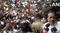 Badlapur school girl rape case: आंदोलक संतप्त, लोकल खोळंबल्या, गिरीश महाजन काढताहेत आंदोलकांची समजूत