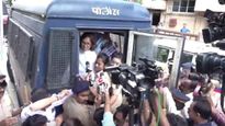 मोदींचा महाराष्ट्र दौरा, कॉंग्रेसच्या नेत्यांना घरातच स्थानबध्द, वर्षा गायकवाड यांचं ठिय्या आंदोलन