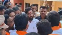 मराठा आंदोलकांनी थेट मुख्यमंत्री शिंदेंना अडवले, आरक्षणाचा प्रश्न सोडविण्याची मागणी, धाराशिवची घटना 