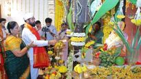 राज्यात सुखसमृद्धी येवो, एकनाथ शिंदेंचे विघ्नहर्त्याला साकडे; फडणवीसांच्या घरी बाप्पाचे आगमन 