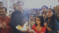 नितीन गडकरींनी घेतले दगडूशेठ गणपतीचे सहपरिवार दर्शन, बाप्पाकडे केली ही प्रार्थना  