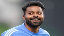 CSK ने 2.2 कोटीत खरेदी केलेल्या बॉलरला हार्दिक पांड्याने धो-धो धुतलं, एका षटकात 29 धावा कुटल्या