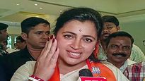 नवनीत राणांच्या प्रचारसभेत राडा, खुर्ची फेकल्याने बाँडीगार्ड जखमी