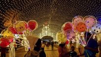 Christmas Decorations: ख्रिसमसनिमित्त दिव्यांनी न्हाऊन निघाली शहरे, पाहा कुठे कशी सुरु तयारी