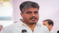वाल्मिक कराड असलेल्या पोलिस ठाण्यात अचानक पलंग कसे आले ? रोहीत पवारांचा सवाल ?