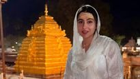 कपाळावर चंदनाचा टिळा सारा अली खान हात जोडून भगवान भोलेनाथांच्या भक्तीत तल्लीन