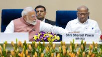 Video: पंतप्रधान मोदींनी पवारांना खुर्चीवर बसवलं,नंतर पाण्याने ग्लास भरला, सभागृह टाळ्यांचा कडकडाट